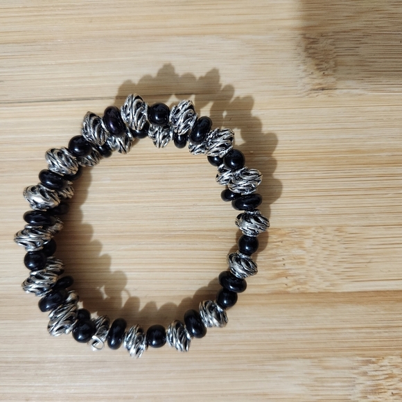 Hand Crafted Bracelet Coil Black and Silver Beaded Fits Most Memory Wire - Picture 4 of 10